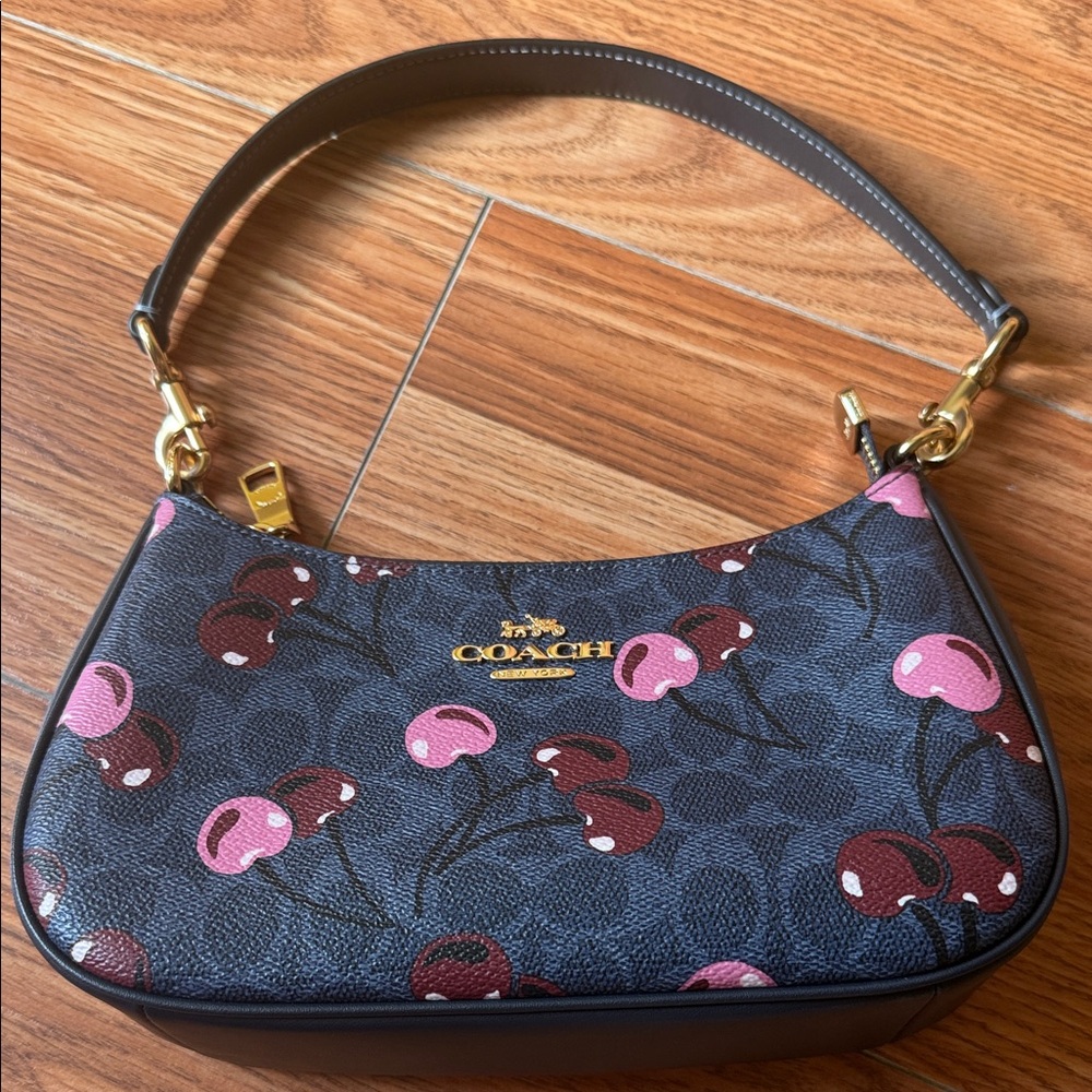 Coach Cherry Print Teri Shoulder Bag （like brand new）